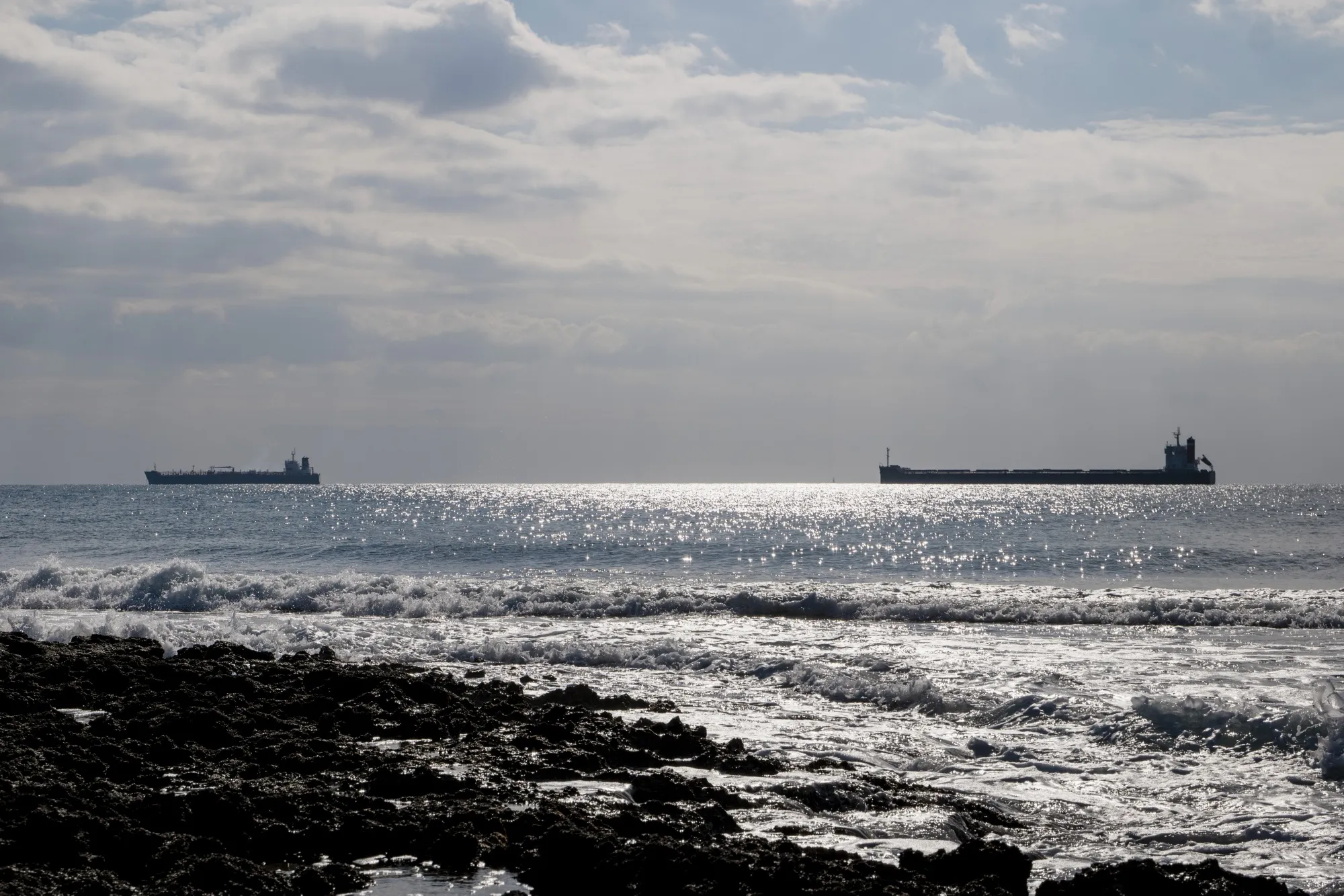 Crude Prices Surge on U.S. Inventory Drop and Russian Export Fears