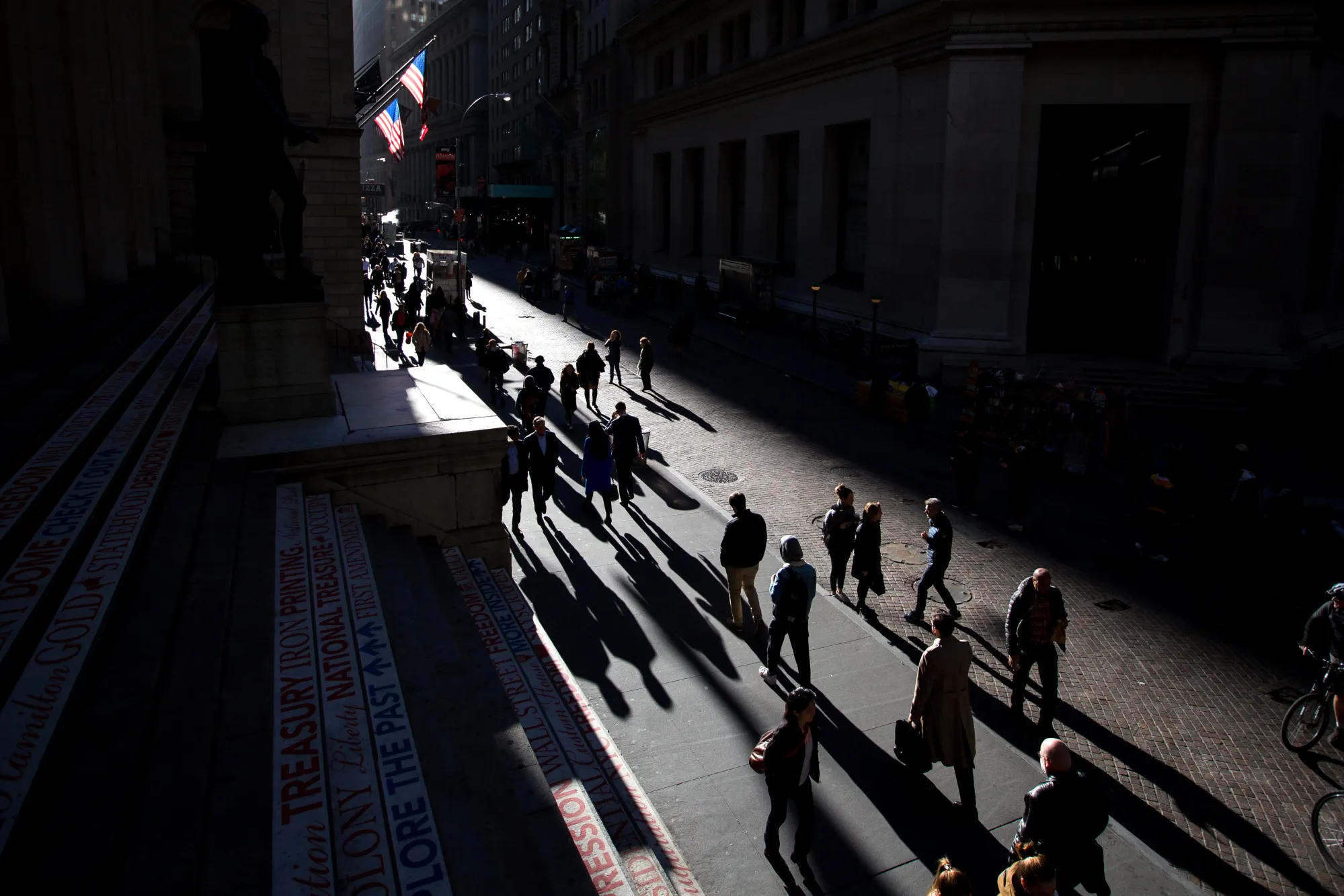 US High-Grade Bond Funds See Billions Flow In Amidst Shifting Investor Strategies